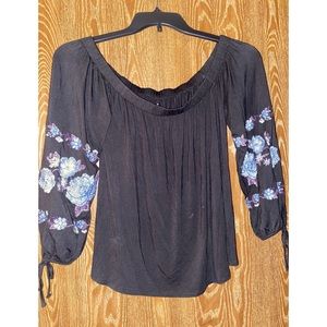 Off-the-shoulder Long Sleeve 🖤